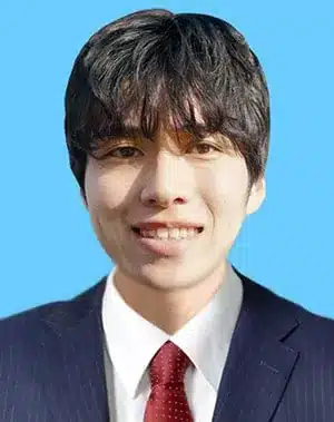 スーツを着た男性の証明写真