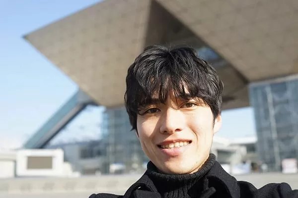 屋外で笑顔の男性のポートレート