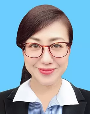 スーツを着た女性の証明写真