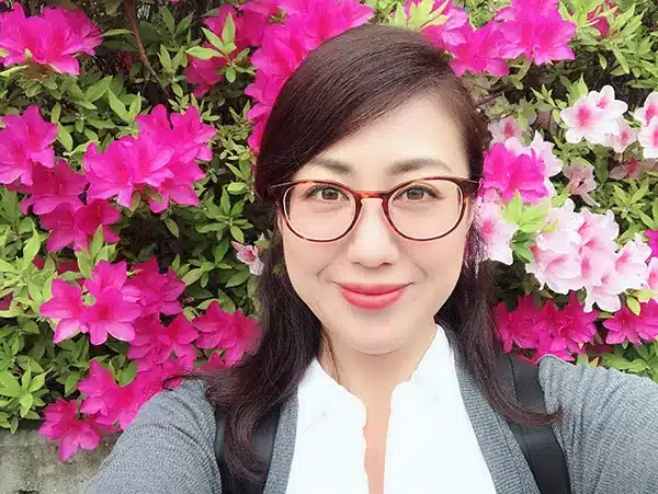 花を背景にした女性のポートレート