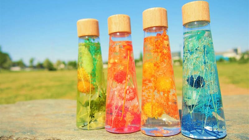 カラフルなハーバリウムボトル
