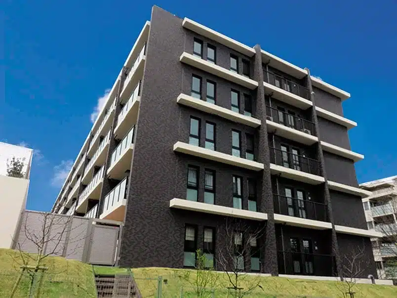 空を合成し、電線を削除したマンション