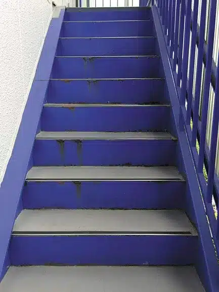 サビのついた階段