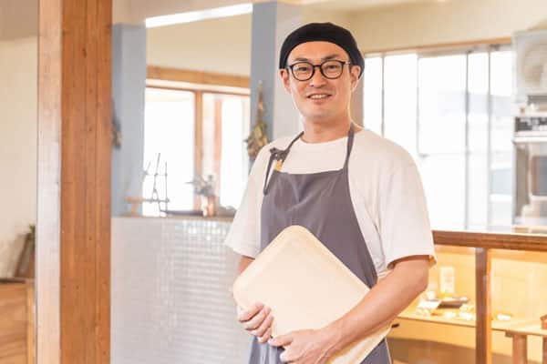 カフェの男性店員