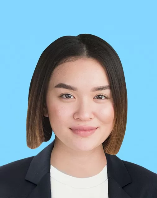 スーツを着た女性の証明写真