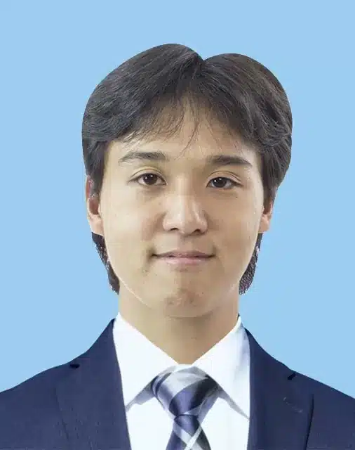 スーツを着た男性の証明写真