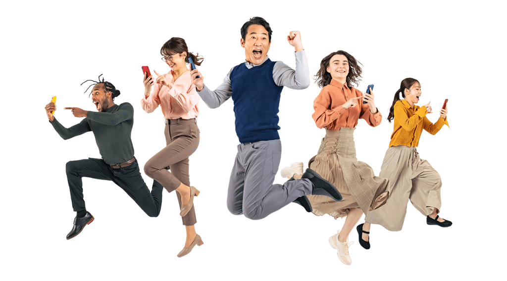 スマートフォンを見ながらジャンプする男女5人の人物