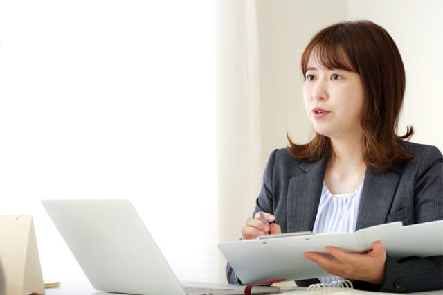 説明する女性