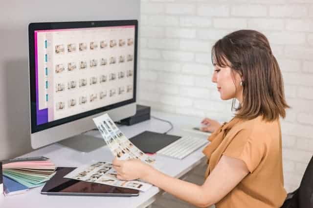 画像を加工する女性