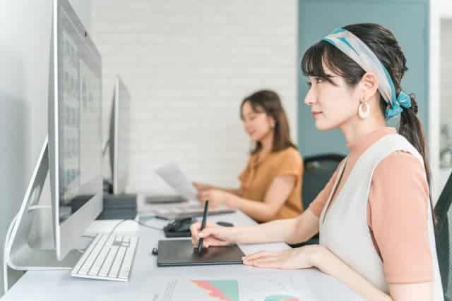 レタッチ作業をする女性