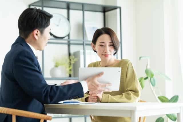 タブレットで説明する男性