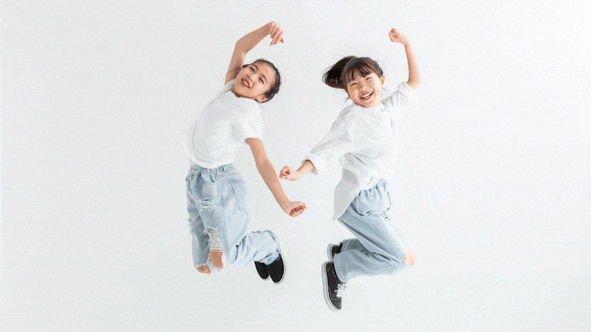 ジャンプする少女2人の背景変更