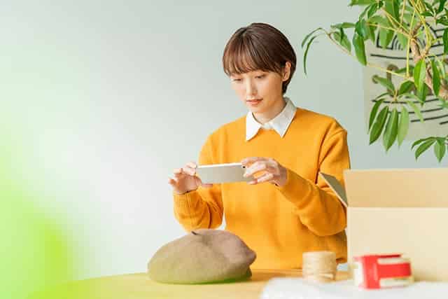 スマホで写真を撮る女性