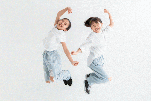 ジャンプする少女2人の背景変更